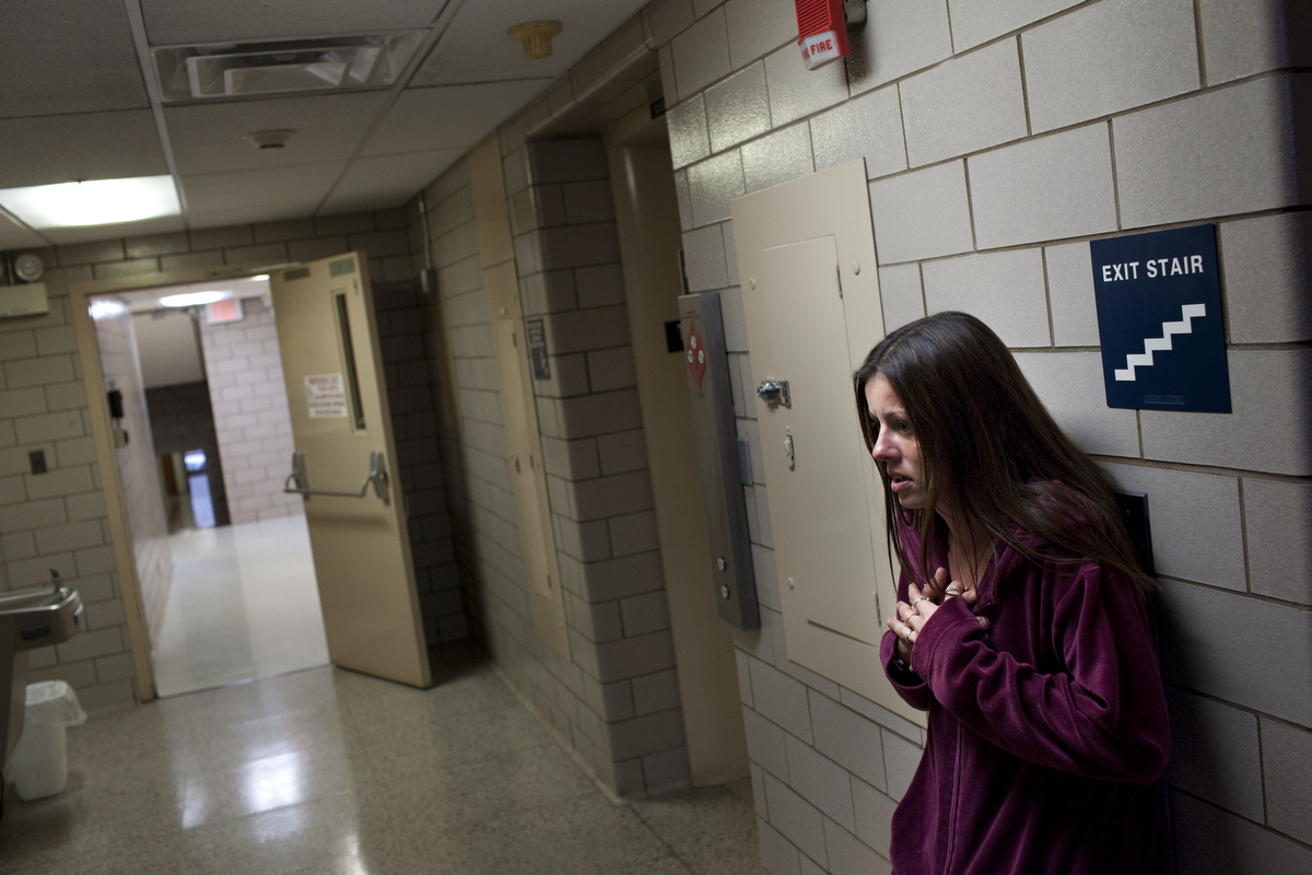 Tiffany breaks down in the Jackson County courthouse while waiting for Travis's grandfather to arrive in order to provide bond money so her fiancé could be temporarily released from jail.